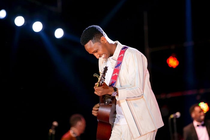 Israel Mbonyi yagiriye inama abakiri bato yo kwakira agakiza 