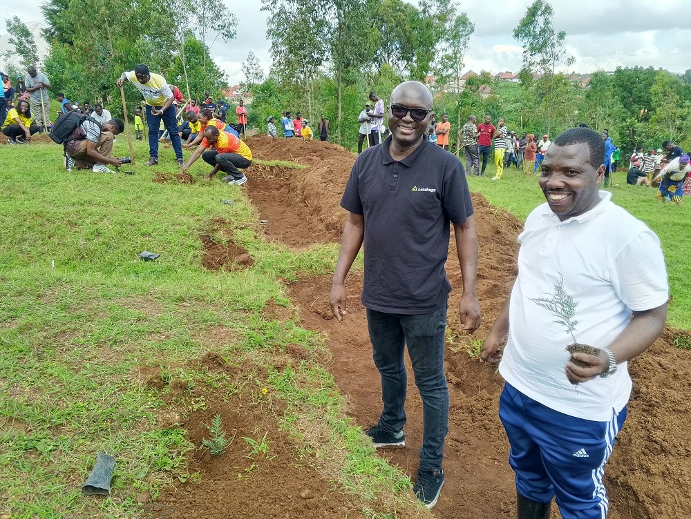 Mbuso Dlamini (wambaye imyenda y'umukara) avuga ko nagera iwabo azasaba ko bajya bakora umuganda