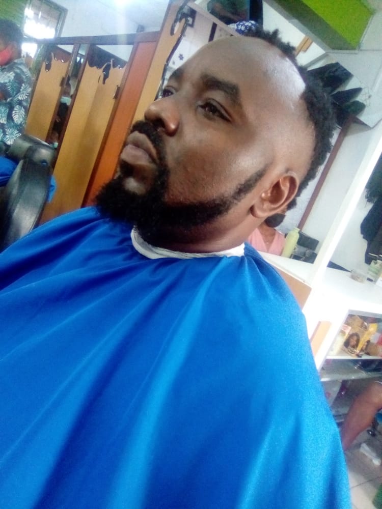 MC Tino ukora kuri KT Radio ni umwe mu bo yogosha