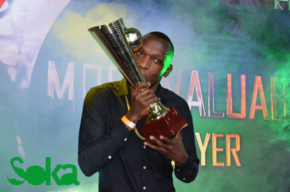 Meddie Kagere yishimira igihembo yahawe nk