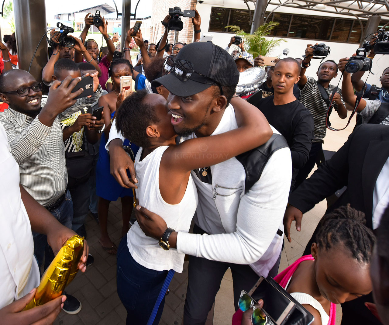 Meddy ubwo yakirwaga ku kibuga cy'indege i Kanombe 