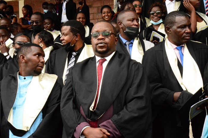 Uwera Jean Maurice wambaye indorerwamo z'amaso azwi cyane kuri RTV