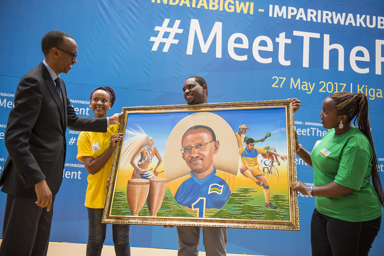 Perezida Kagame ubwo yahuraga n'abasportifs ndetse n'abahanzi, bamushimiye uburyo abashyigikira