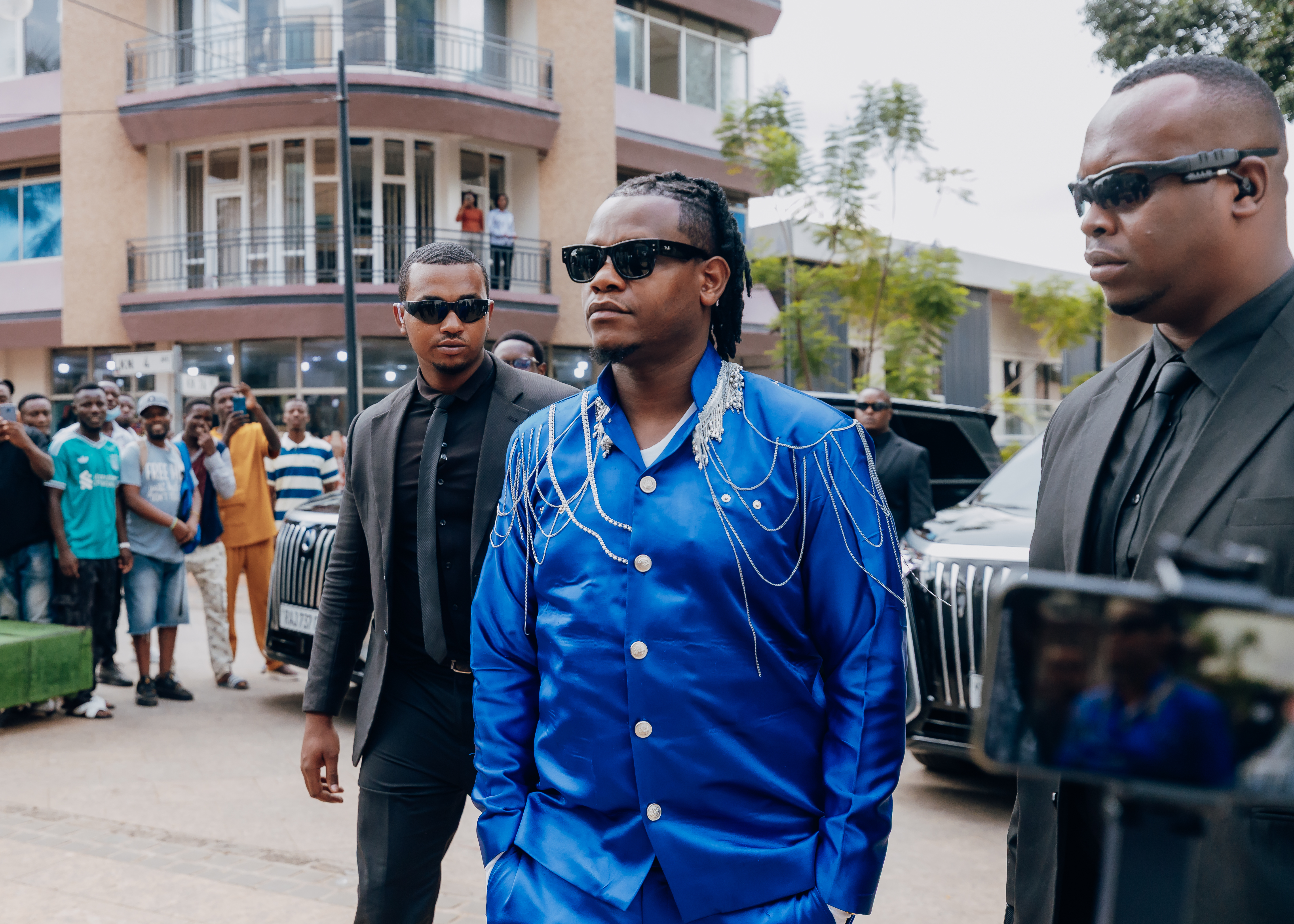 Bruce Melodie yahageze aherekejwe n'abashinzwe kumurindira umutekano