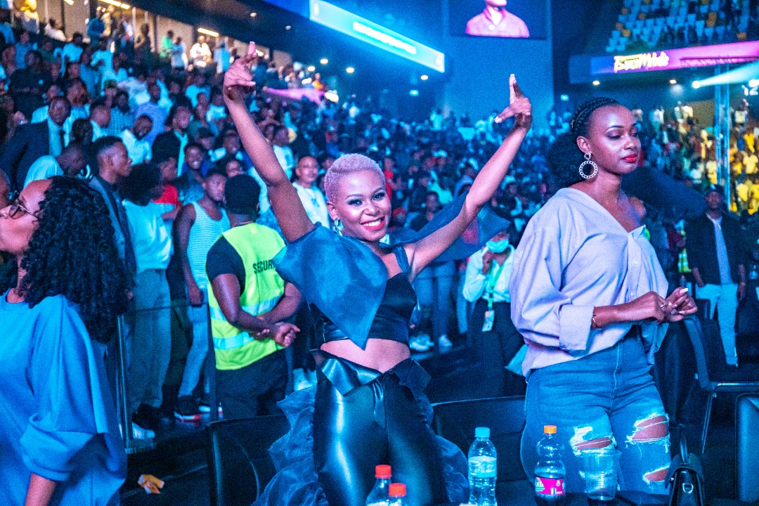 Alyn Sano nyuma yo kuririmba na we yaje akurikira igitaramo ari na ko anyuzamo agacinya akadiho