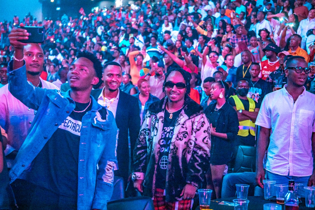 Kenny Sol (uri hagati) wahoze muri label y'Igitangaza ya Melodie na we yitabiriye iki gitaramo