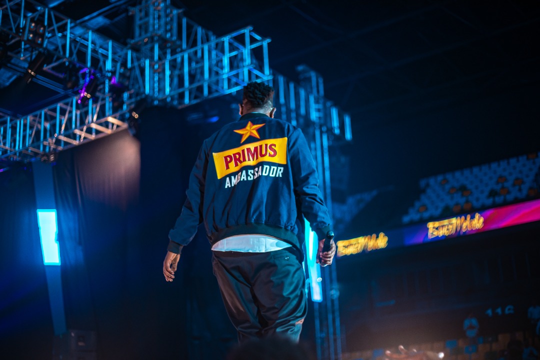 Bralirwa muri iki gitaramo yatangarije Abanyarwanda ko Bruce Melodie ari ambasaderi w'ikinyobwa cyayo Primus