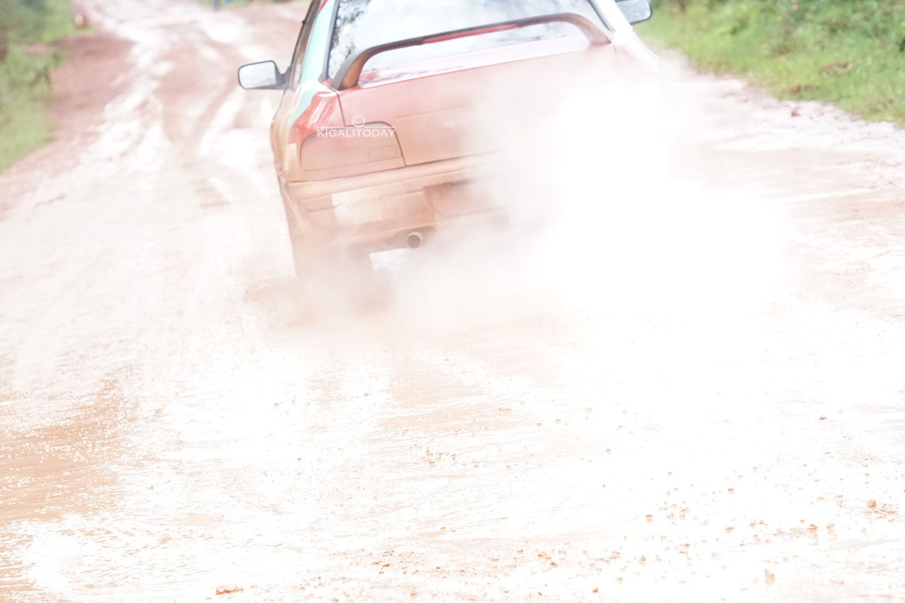 Benshi bamenyereye ko izi modoka zitumura ivumbi, uyu munsi hari hatahiwe ibyondo n'ibiziba