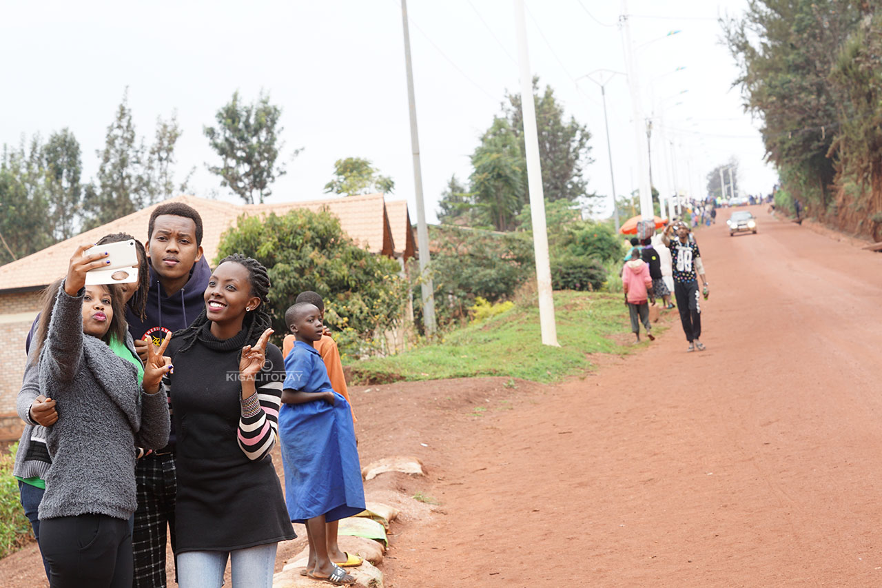 Bafata selfie ngo n'imodoka nihagera izemo