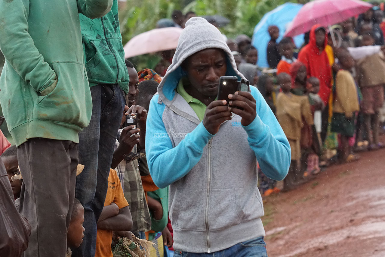 Buri wese n'igikoresho cye aba afata amashusho