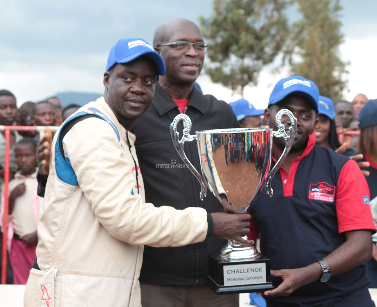 Kabega Moussa na Sirwomu Rodgers baje ku mwanya wa mbere bashyikirijwe igikombe n'Umuvunyi mukuru Anastase Murekezi