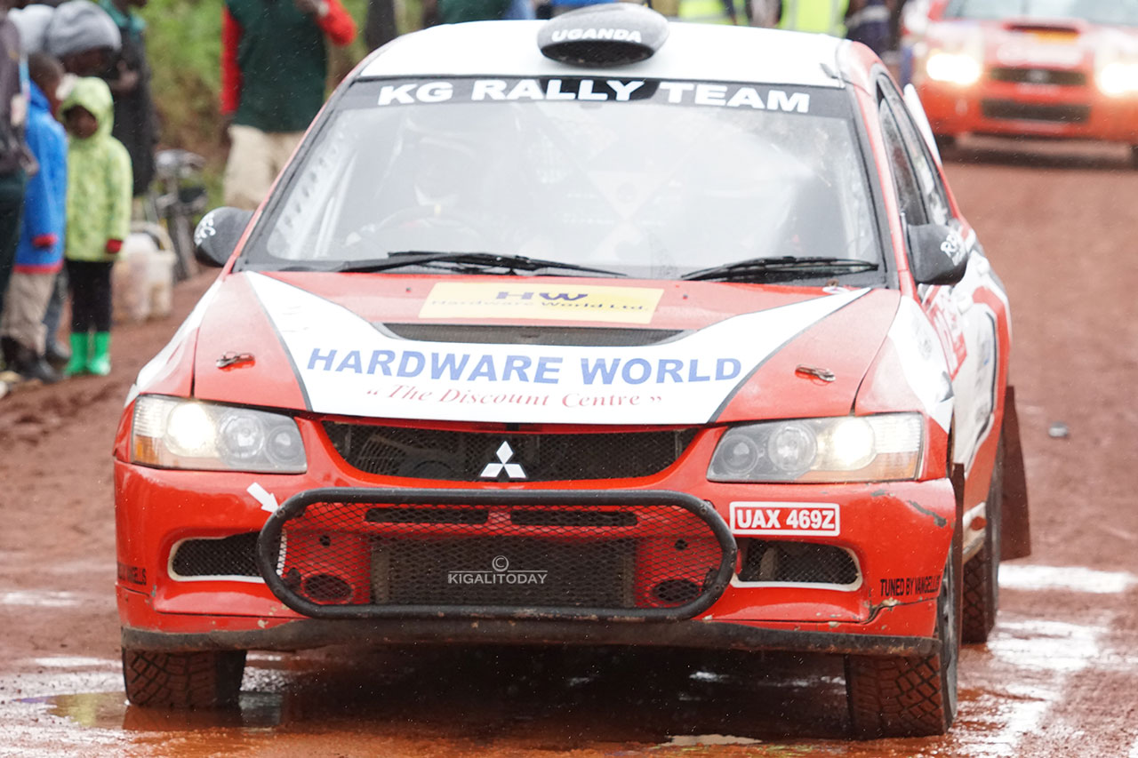 Isiganwa ryatinze gutangira kubera imvura yasaga nk'iyangije umuhanda