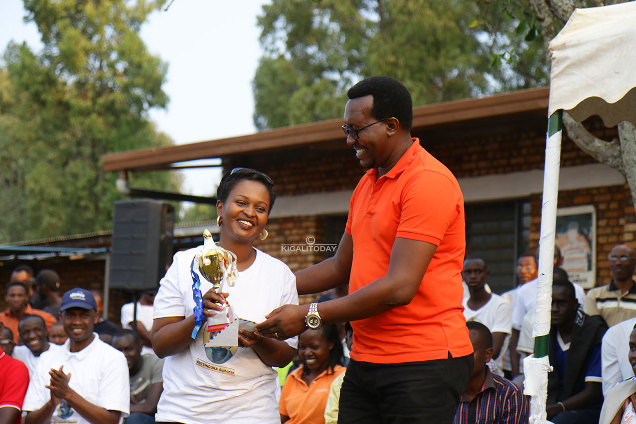 Umuryango wa Rutsindura wahawe igikombe ushimirwa uruhare wagize mu guteza imbere Volleyball mu Rwanda