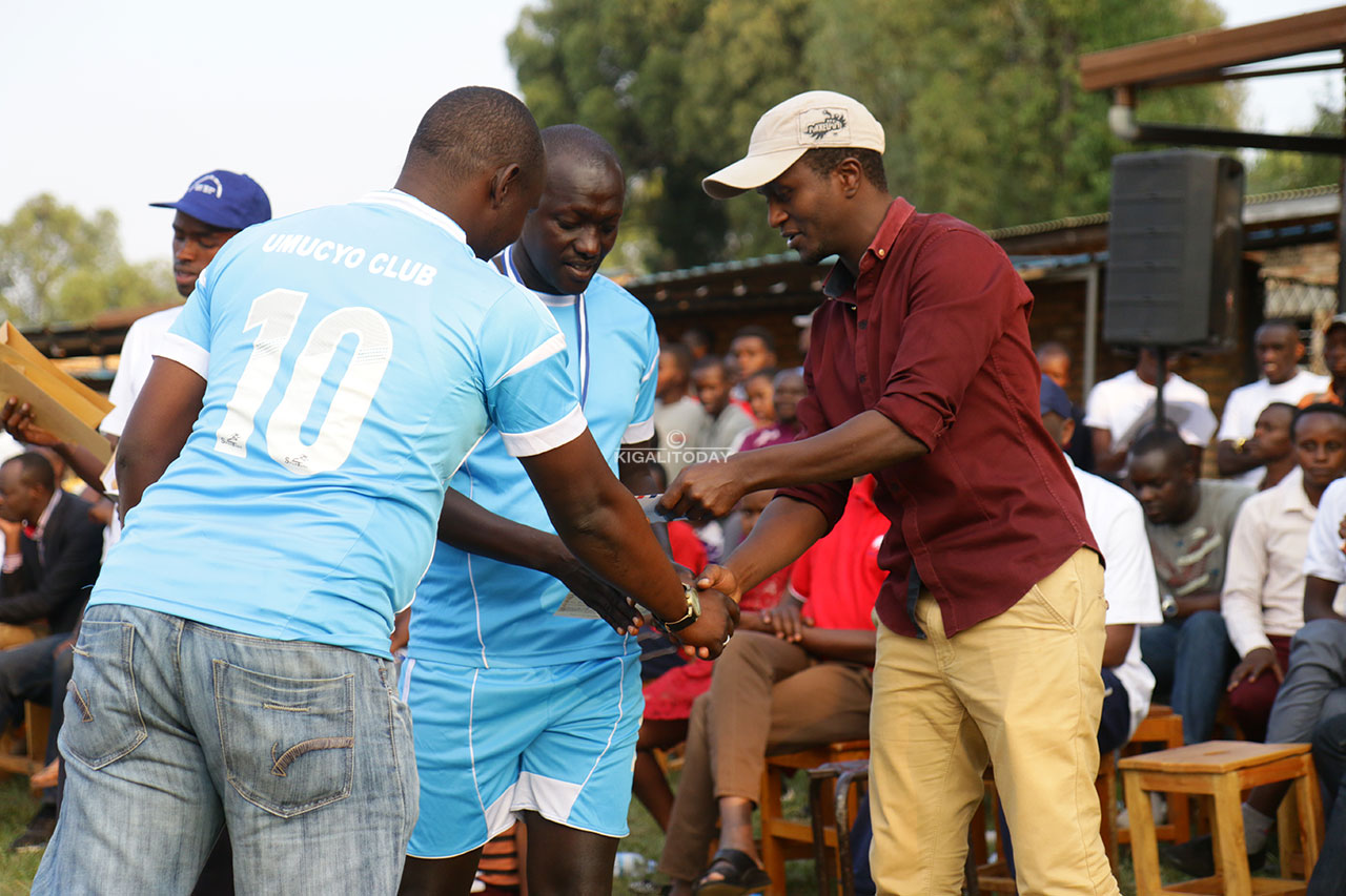 Umuyobozi mukuru wa Kigali Today, Jean Charles Kanamugire atanga igihembo ku ikipe yabaye iya mbere muri Beach-Volley