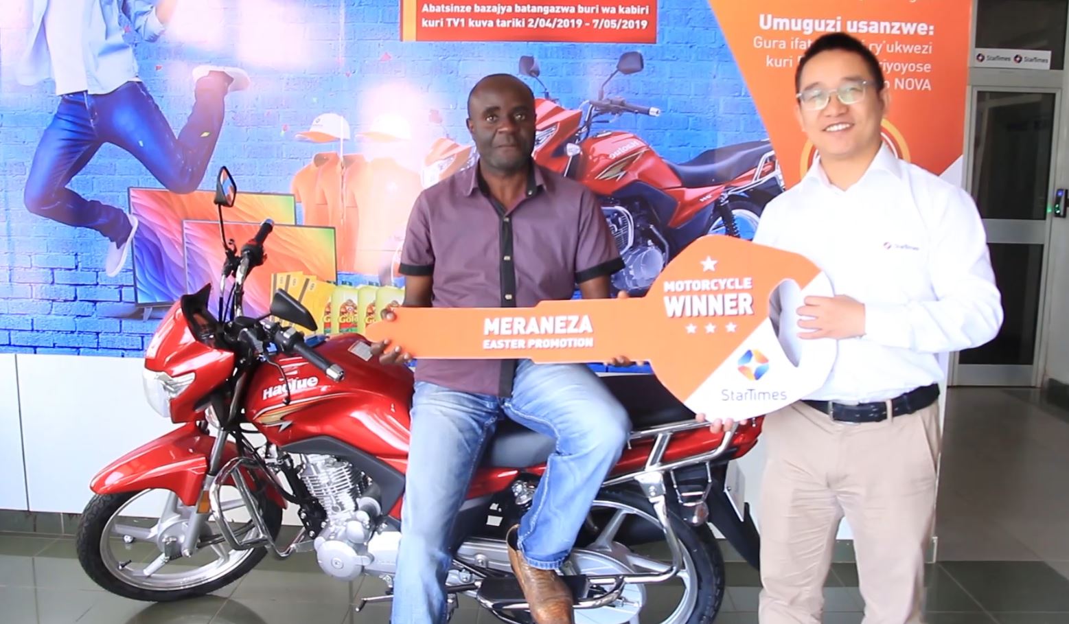 Umunyamahirwe Amisi Tizala yegukanye moto (Ibumoso), Dong Hu Sales Director wa StarTimes (Iburyo)