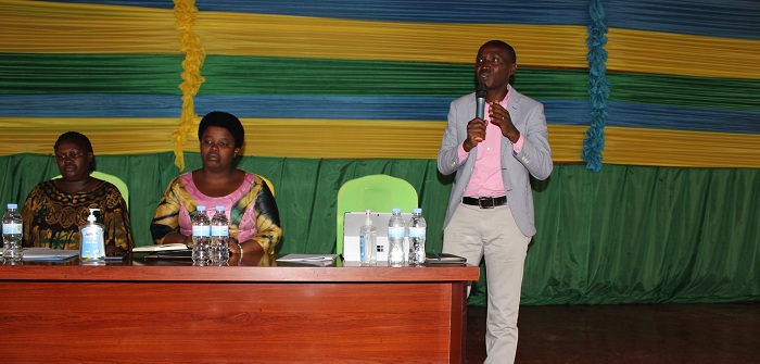 Meya Ramuli yashimishijwe n'ubumenyi urubyiruko rukuye mu biganiro bivuga ku mateka ya Jenoside