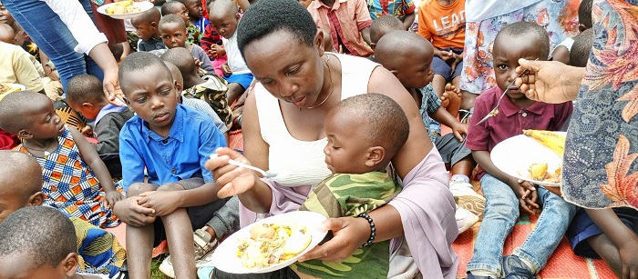 Meya w'Akarere ka Burera Uwanyirigira Marie Chantal mu gikorwa cyo kugaburira abana