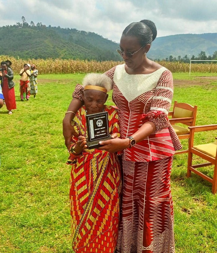 Meya Mukanyirigira yeretse igikombe abaturage b'Akarere ka Rulindo