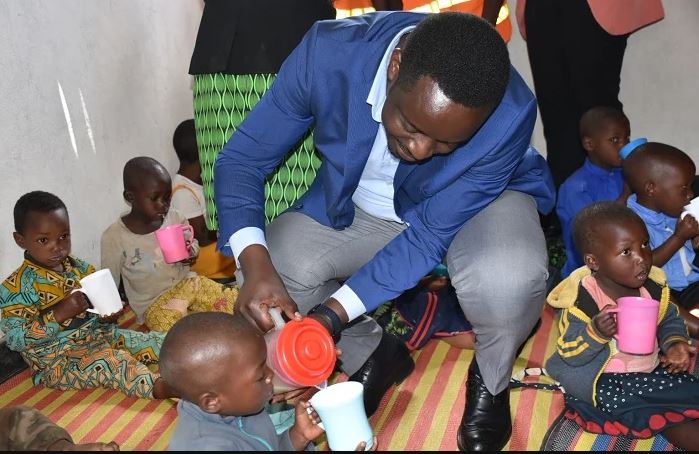 Mayor Nzabonimpa aha abana amata