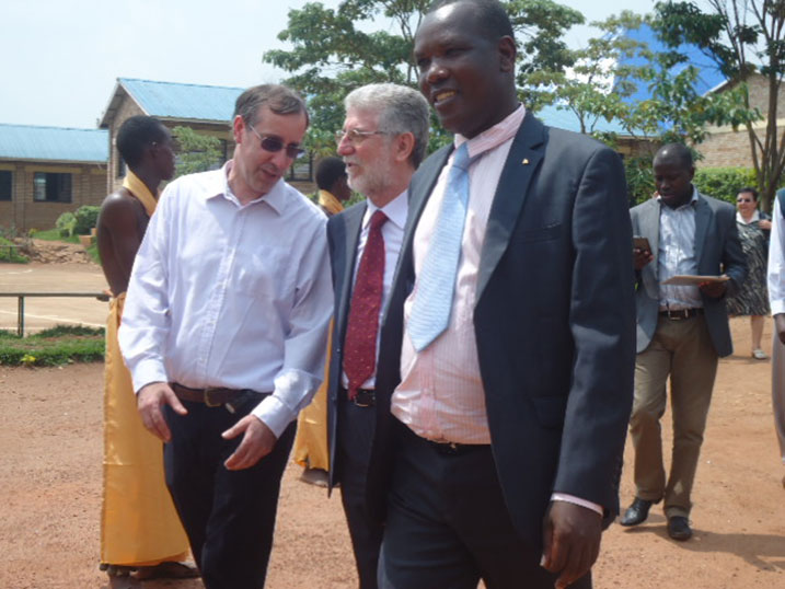 Umuyobozi w'Akarere ka Huye (i Buryo) n'uwa Komini Limbiante iruhande rwe basura ishuri Regina Pacis ryubatswe ku nkunga y'umuryango Variopinto w'Abataliyani.