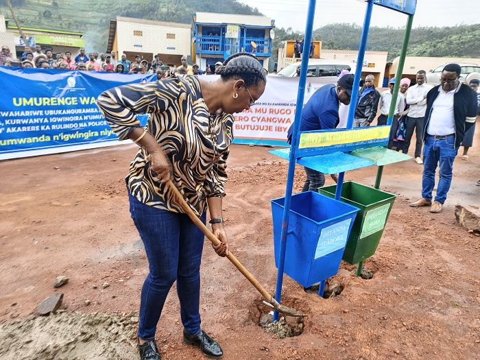 Umuyobozi w'Akarere ka Rulindo, Mukanyirigira Judith mu muganda w'isuku n'isukura
