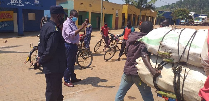 Meya Ndayambaje aganiriza abanyonzi ku myifatire ikwiye kubaranga mu kurwanya Covid-19