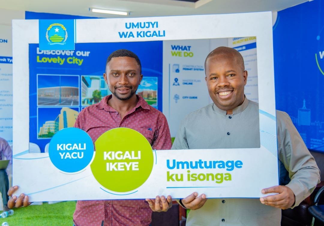 Meya Dusengiyumva yasuye aho Umujyi wa Kigali urimo kumurikira