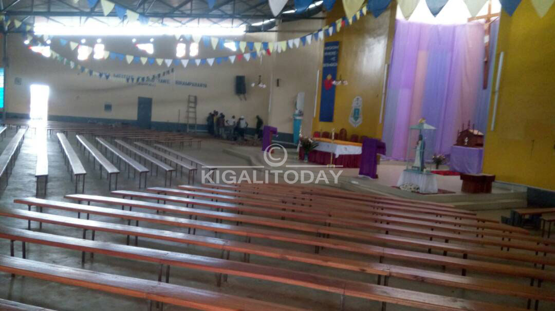 Abasenyeri bashyingurwa imbere mu kiriziya