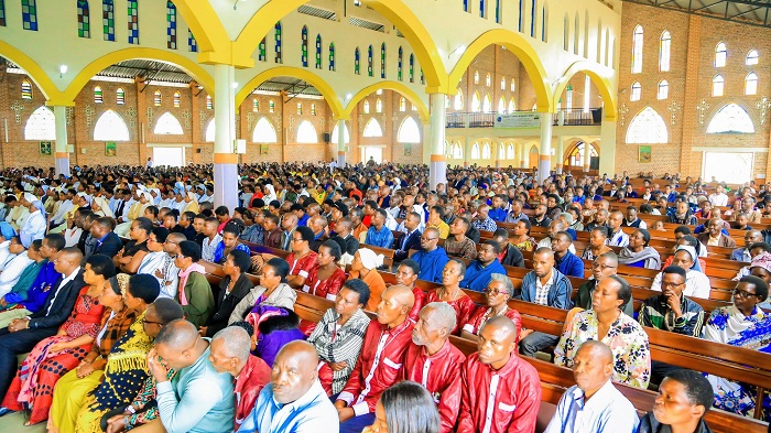 Abitabiriye Misa yo gusezera kuri Mgr Barugahare