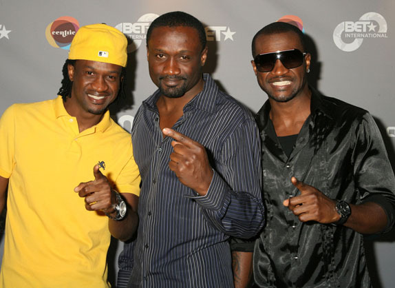 Itsinda rya P-Square na mukuru wabo (uri hagati) ubwo bitabiraga ibihembo bya BET Awards mu 2010