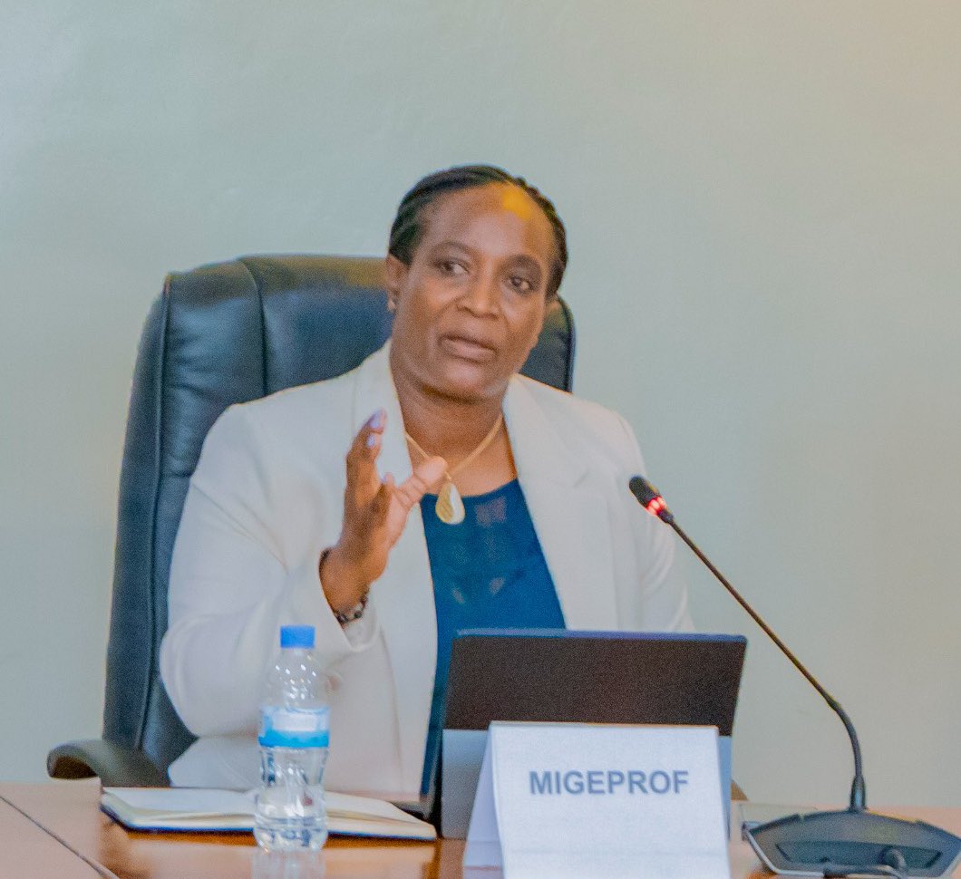 Minisitiri Uwimana Consolée mu kiganiro n'Abadepite