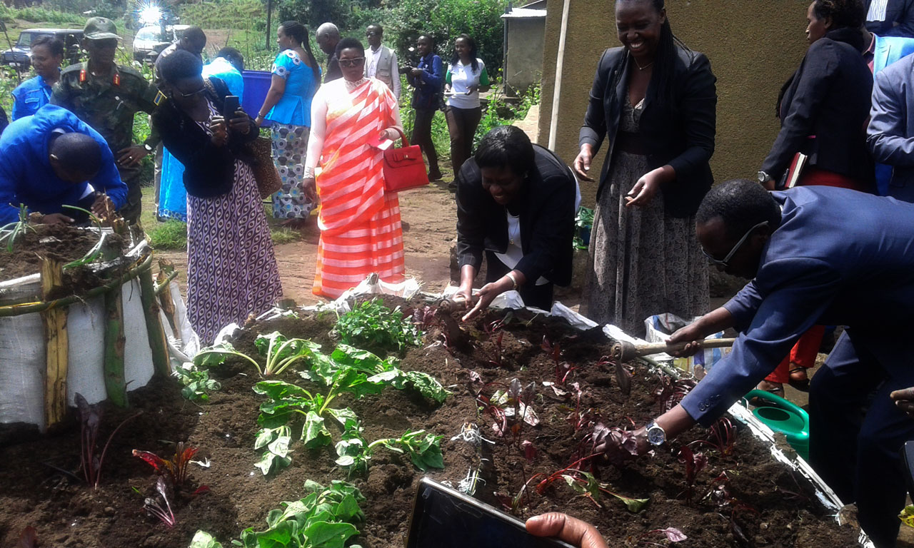 Min Alvera Mukabaramba na Gov Alphonse Munyentwari bita ku karima k'igikoni nka kimwe mu gisubizo abaturage bakanguriwe mu kurwanya imirire mibi mu bana