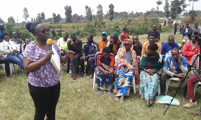 Dr. Mujawamariya Jean d'Arc abwira abaturage inyungu ziri mu mushinga wo kubungabunga amazi y'ibirunga