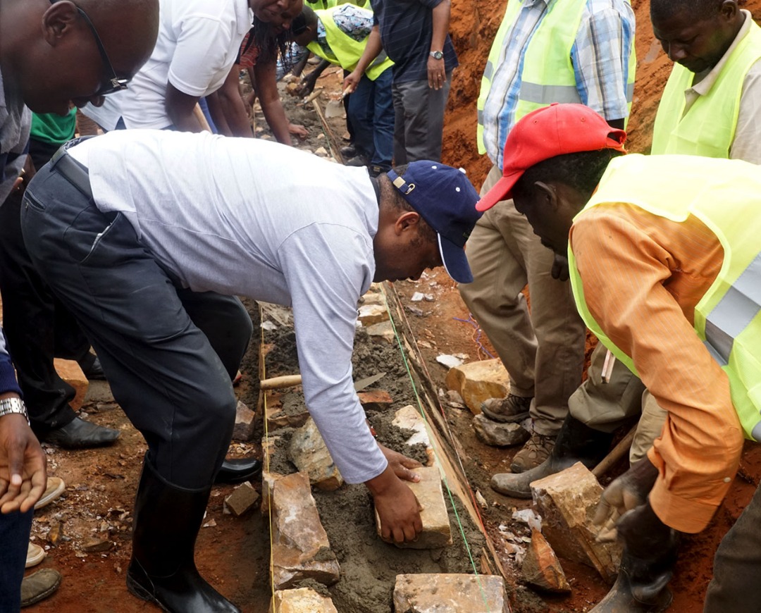 Min. Shyaka Anastase yifatanyije n'abaturage mu muganda rusange