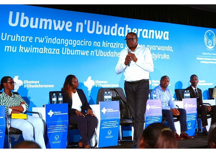 Min Dr Bizimana aganira n