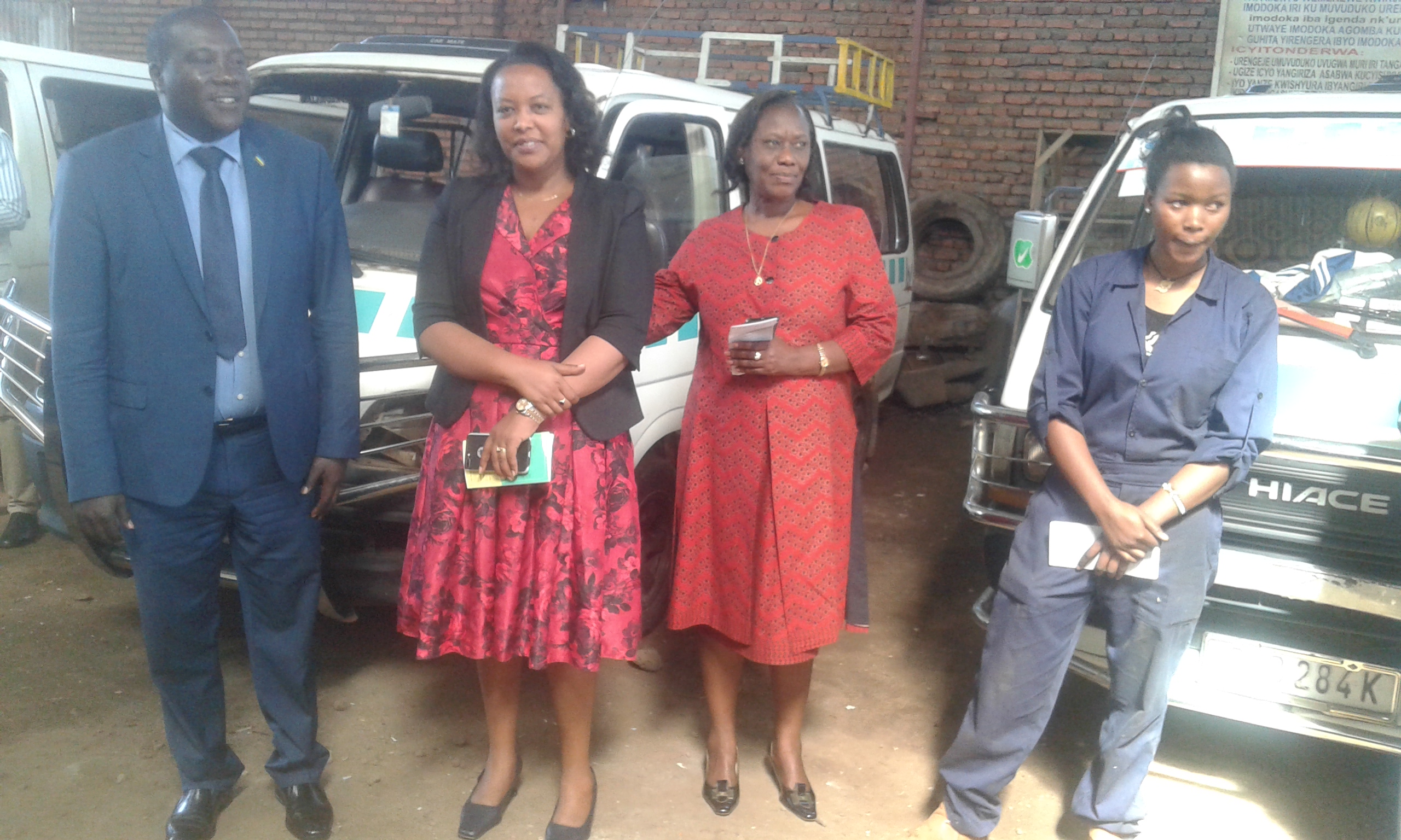 Minisitiri Nyirasafari n'abandi bayobozi batandukanye bijeje inkunga uyu mukobwa wihangiye umurimo