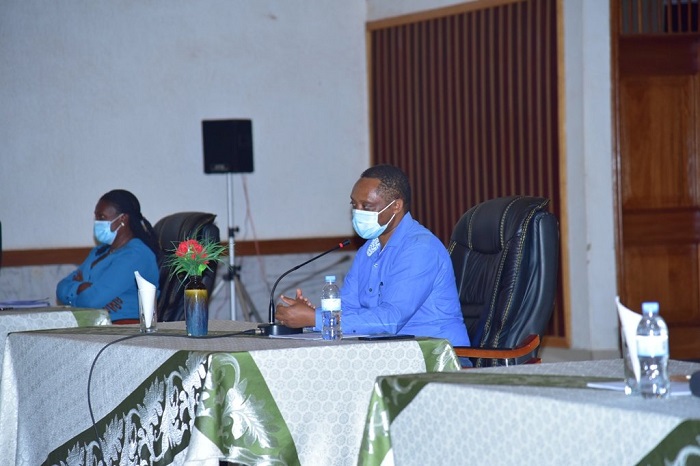 Minisitiri Shyaka Anastase aganira n