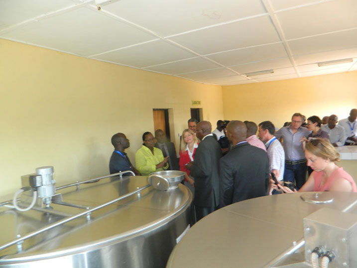 Minisitiri Mukeshimana na Amb Erica bareba ikigega cyatanzweho inkunga na USAID.