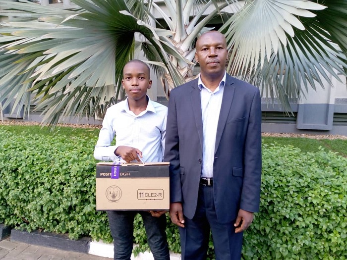 Mucyo Salvi wabaye uwa mbere mu cyiciro rusange ari kumwe n'umubyeyi we