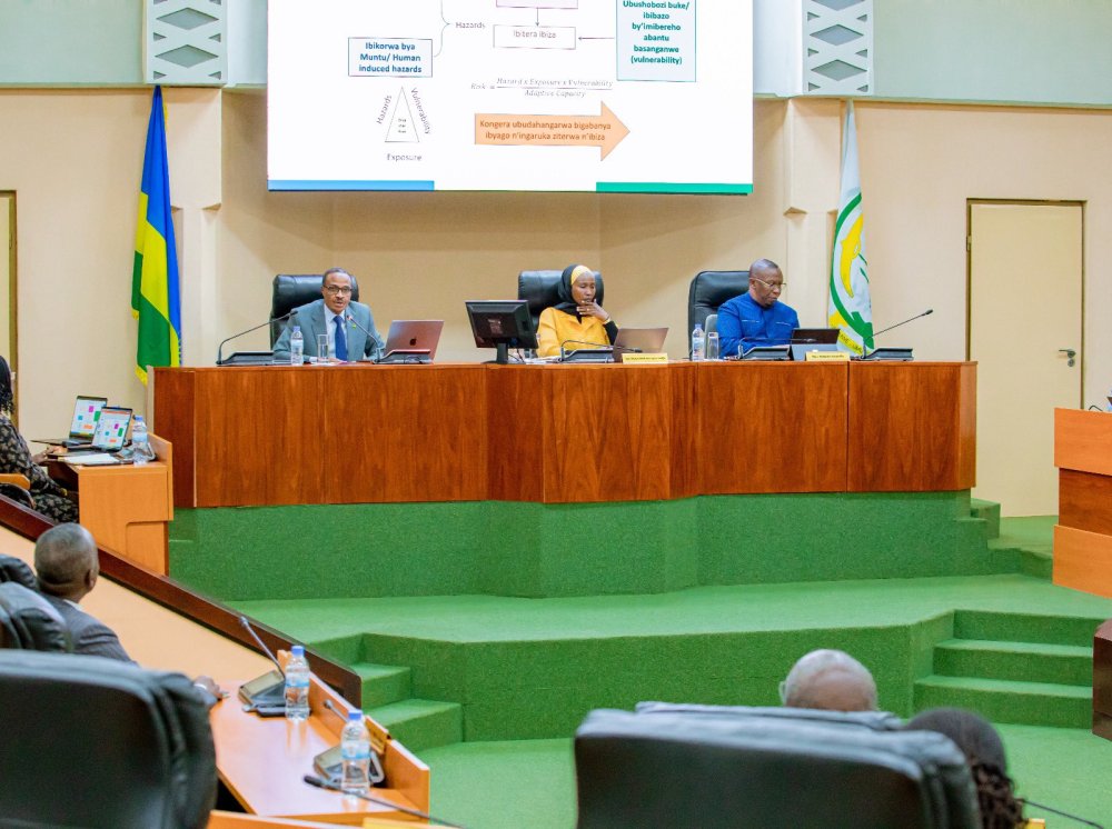 Minisitiri w'Ibikorwa by'Ubutabazi, Maj. Gen. (Rtd) Murasira Albert mu kiganiro n'Abasenateri