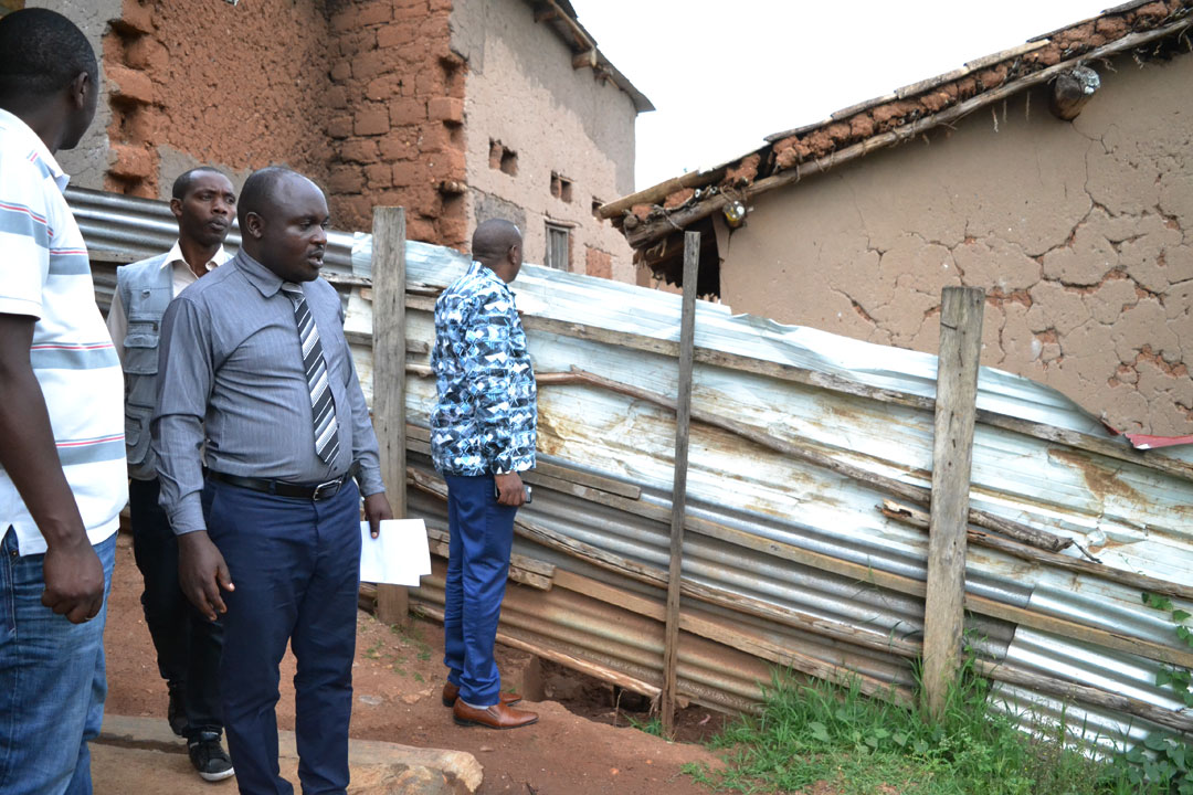 Minisitiri Munyakazi yatembereye mu nkengero z'iki kigo bareba ibibazo bitera amakimbirane mu baturanyi bacyo