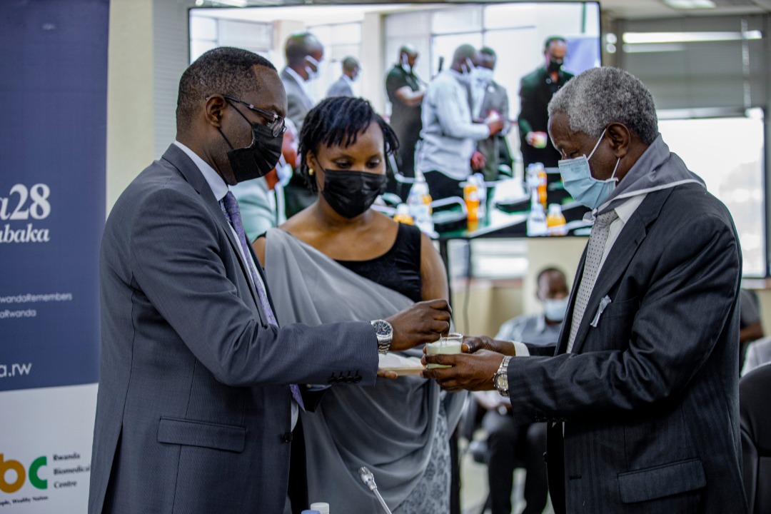 Minisitiri Ngamije acanira urumuri rw'icyizere Simugomwa mu muhango wo kwibuka abari abakozi ba MINISANTE 