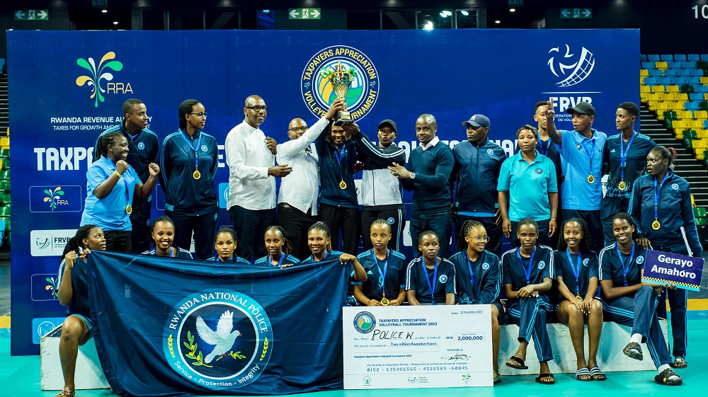 Abarimo Umunyamabanga Uhoraho (PS) muri Minisiteri ya Siporo, bashyikiriza igikombe ikipe ya Police VC