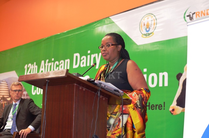 Minisiti Mukeshimana avuga ko hakenewe ikoranabuhanga ryafasha gucuruza amata hanze.