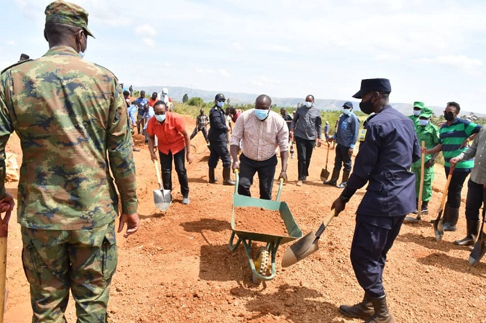 Minisitiri Gatabazi n'abandi bayobozi bitabiriye icyo gikorwa