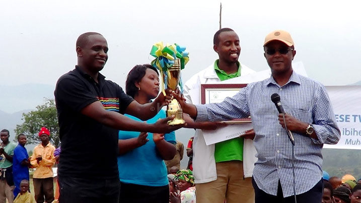 Minisitiri Biruta ashyikiriza Umurenge wa Kibangu igikombe cy