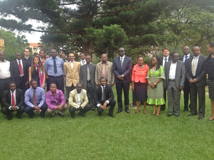 Minisitiri Busingye n'abafatanyabikorwa mu rwego rw'abunzi mu biganiro bigabije gucyemura ibibazo bigaragara muri uru rwego.