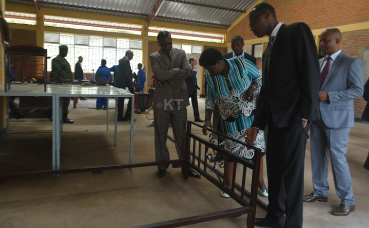 Minisitiri Dr Musafili Papias malimba asura bimwe mu bikorerwa muri VTC Rubengera.