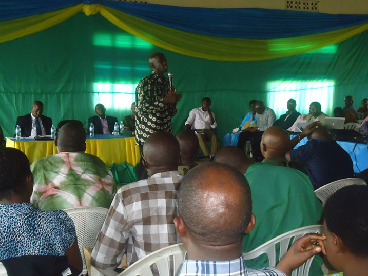 Minisitiri Kaboneka yahaye abayobozi ba Gicumbi iminzi irindwi bakaba baciye umwanda n'amavunja.