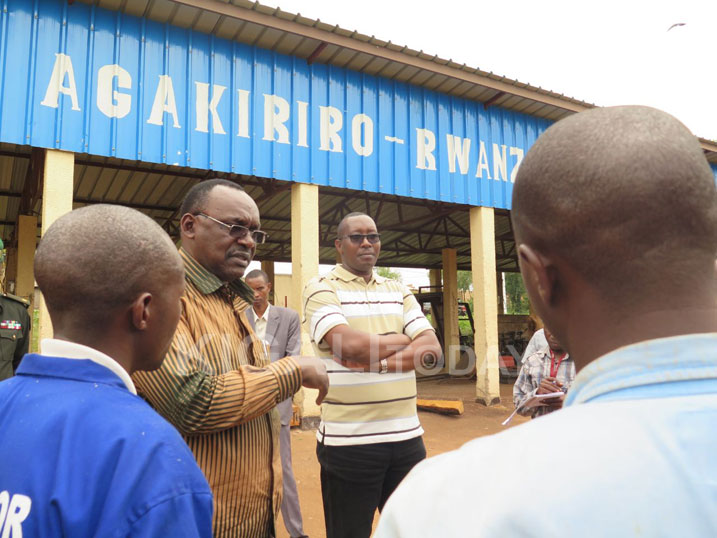 Minisitiri Kanimba Francois, yemereye abanyamyuga z'i Save imashini zibaza n'izidudira.